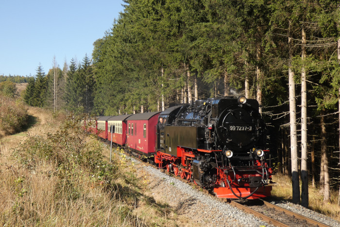 99&nbsp;7237 mit Zug 8903 nach Eisfelder Talmühle, im Tiefenbachtal etwa 500&nbsp;m vor der bekannten Felsenkurve nahe der B&nbsp;81 fotografiert, um 13:45h am 02.10.2025