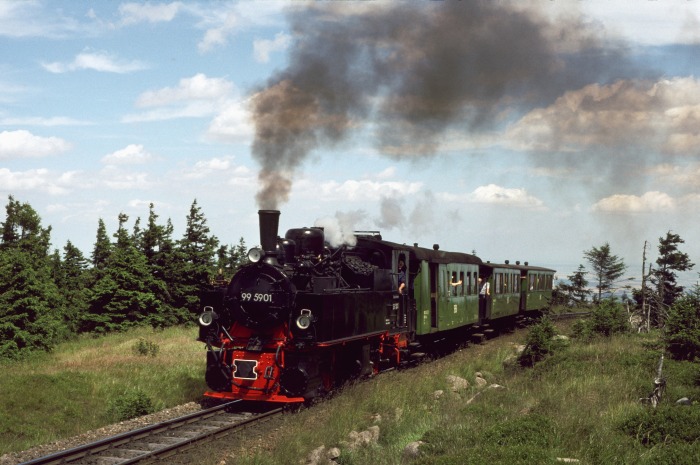 99 5901 mit Sonderzug zum Brocken, kurz vor dem Erreichen des Gipfels, 22.07.1998