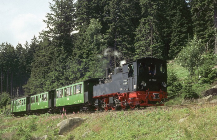 99 5901 Tv Sonderzug vom Brocken abwärts am Brockenstraßen-Bahnübergang, um 14:50h am 22.07.1998