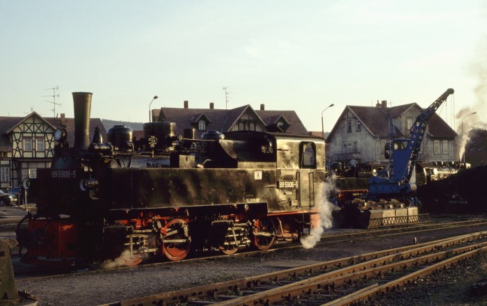 99 5906 abends im Betriebswerk Wernigerode, etwa um 18:30h am 03.04.1999