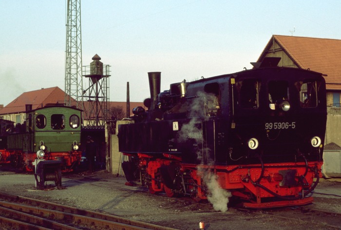 99 5906 abends im Betriebswerk Wernigerode, etwa um 18:30h am 03.04.1999