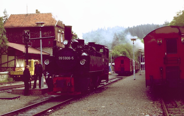 99 5906 erhielt nämlich am anderen Ende das Bahnhofes am zweiten Wasserkran ihr Wasser, Alexisbad um 9:30h am 16.07.1999