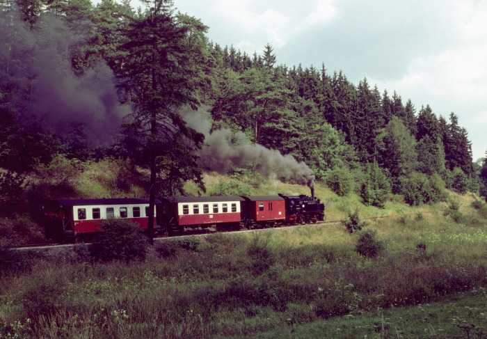99 5906 vor Zug 8950 nach Herzgerode, kurz hinter dem Bahnübergang der Bundesstraße B242 zwischen Alexisbad und Harzgerode, um 12:47h am 06.08.1999