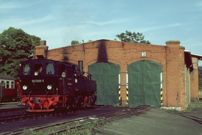 99 5906 steht vorm Lokschuppen in Gernrode, am 06.08.1999