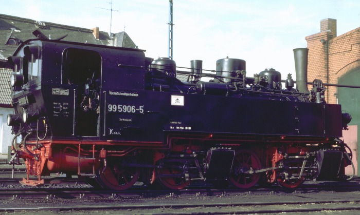 99 5906 steht vorm Lokschuppen in Gernrode, am 06.08.1999
