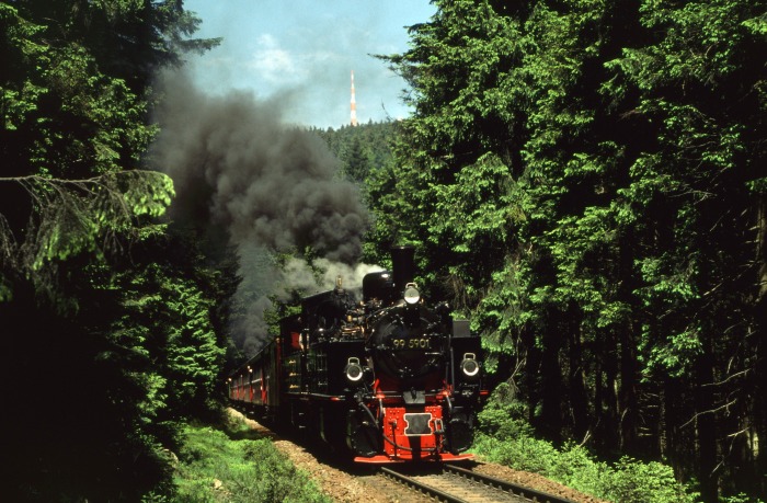 99 5901 + 5902 vor Sonderzug zum Brocken (Schub: 99 6101) am Eckerloch, am 02.06.2000