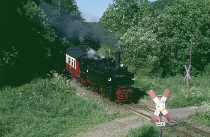 99 5906 mit Zug 8965 vor Straßberg, am 02.06.2000