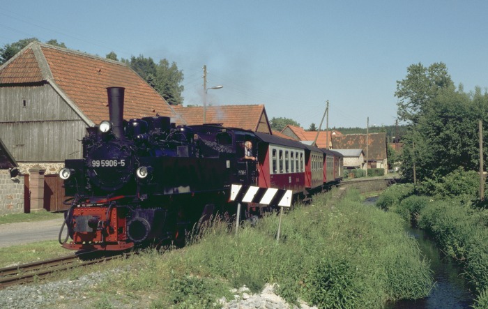 99 5906 mit Zug 8965 im Ort Straßberg, um 17:00h am 02.06.2000