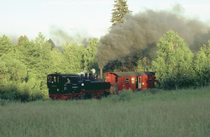 99 5906 Tv mit Zug 8964 direkt an der südlichen Rambergwese, auf der... das Gras leider schon höher gewachsen war als das Triebwerk der Lok sichtbar - sorry, um 20:05h am 02.06.2000