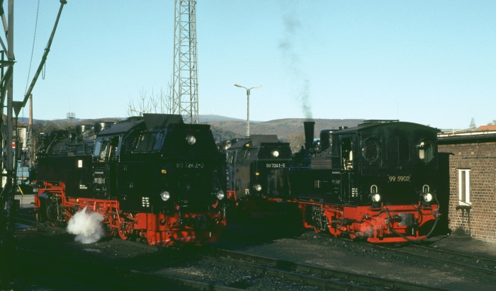99 5902 steht neben 99 7242 und 99 7241 im Bw Wernigerode, am 13.04.2001