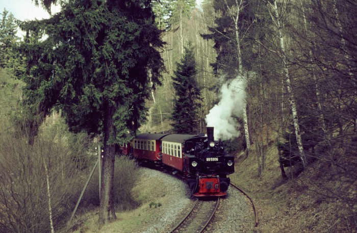 99 5906 mit Zug 8963 abwärts in den Ramberg-Kurven vor Mägdesprung, am 14.04.2001