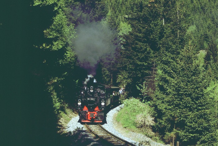 99 5902 mit Sonderzug im Wald am Drängetal vor Drei Annen, am 12.05.2001
