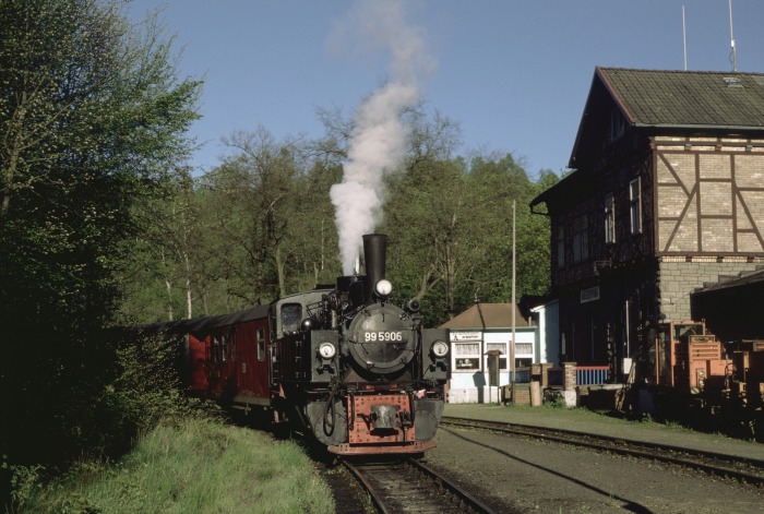 99 5906 mit Zug 8957 in Mägdesprung, am 12.05.2001