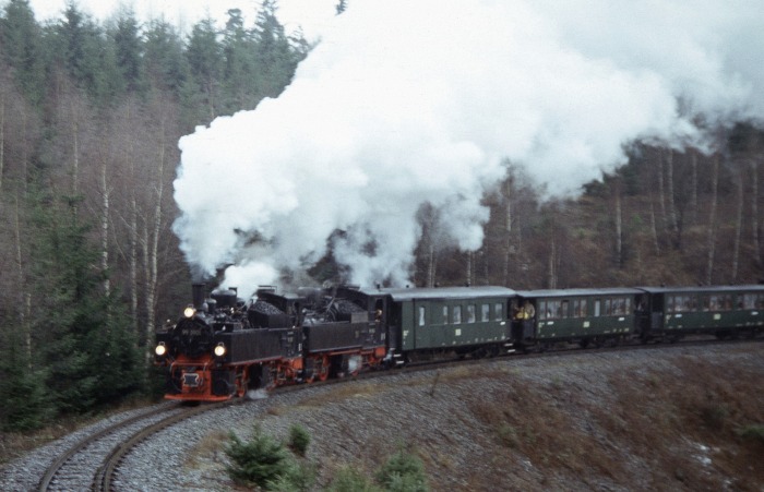 99 5901 + 99 5902 mit Traditionszug vor Drei Annen, am 27.12.2003