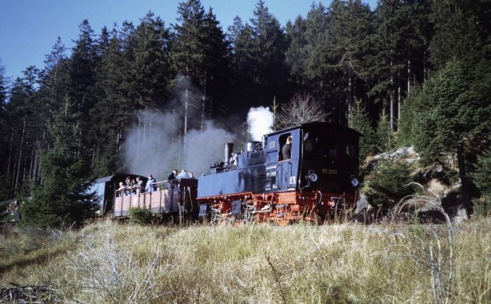 99 5901 Tv mit Sonderzug vom Brocken abwärts nahe Bahnübergang der Brockenstraße, um 15:12 am 29.10.2005