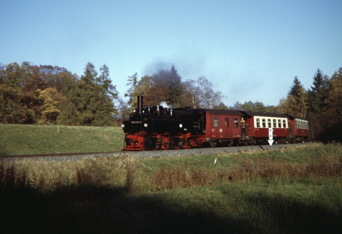 99 5906 mit Zug 8965 hinter Sternhaus-Haferfeld, am 31.10.2005