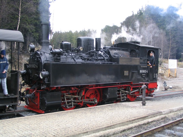 99 5902 Tv mit Sonderzug von Brocken zurück nach Wernigerode beim Halt im Bahnhof Schierke, in 2005