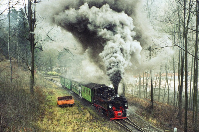 99 5901 mit Sonderzug Richtung Drei Annen Hohne, Ausfahrt Steinerne Renne im Schneegestöber mit viel Wind..., um 12:55h am 16.12.2000