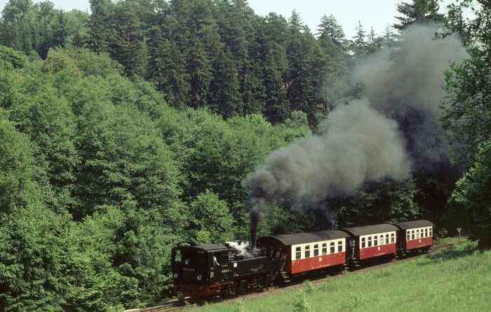 99 5906 Tv mit 8962 in der Rambergsteigung unterhalb der Heinrichsburg, am 03.06.2000