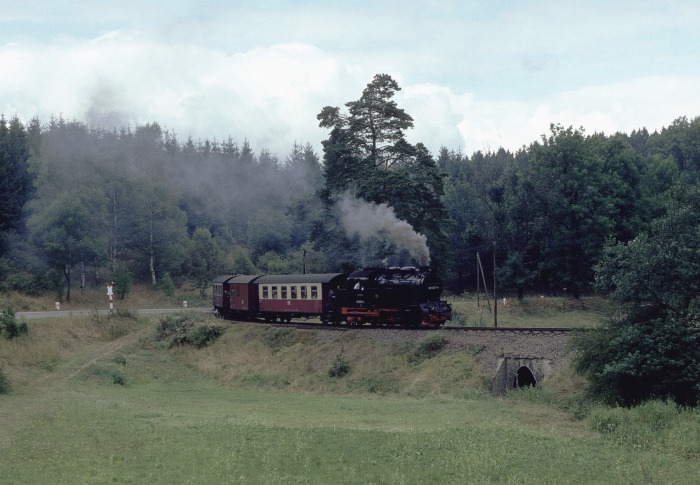 99 6001 mit P 14074 nach Harzgerode, am Bahnübergang der Fernstraße F242 (später natürlich B242...) zwischen Alexisbad und Harzgerode, um 14:12h am 29.08.1989