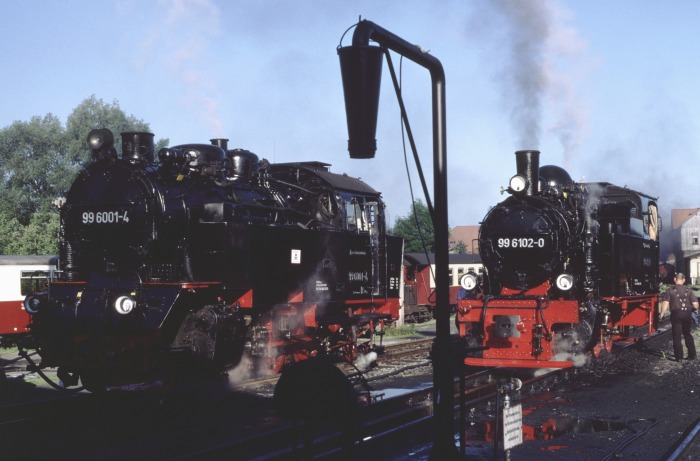 99 6001 neben 99 6102 im Bw Gernrode, morgens am 30.05.2003