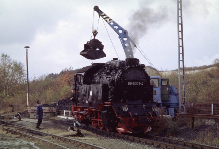 99 6001 erhält Kohlen in Gernrode, am 31.10.2004