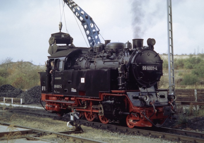 99 6001 erhält Kohlen in Gernrode, am 31.10.2004