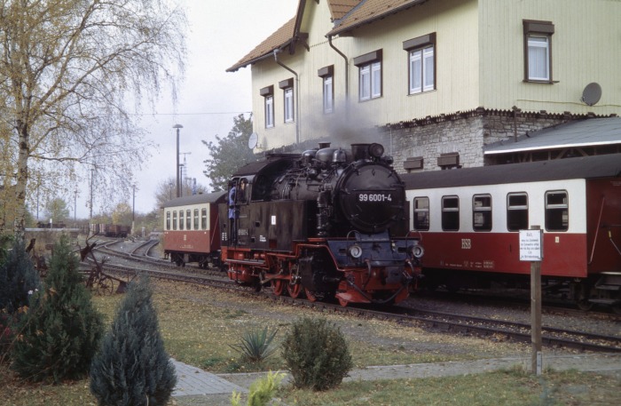 99 6001 Umsetzen (am alten GHE-Gebäude) in Gernrode, am 31.10.2004