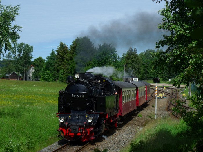 99 6001 mit Zug 8951 Richtung Eisfelder Talmühle, hinter der Ausfahrt aus Stiege, um 10:34h am 10.06.2016
