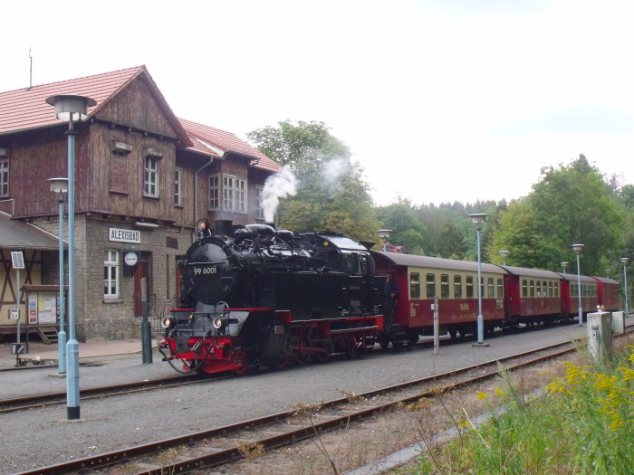 99 6001 mit Zug 8965 Richtung Hasselfelde, nun im Bahnhof Alexisbad, um 14:43h am 08.09.2019