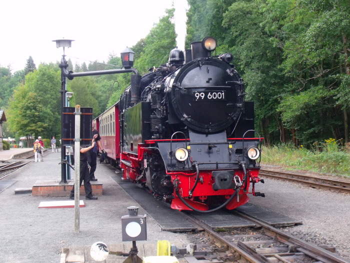 99 6001 vorm Zug 8965 am Wasserkran in Alexisbad, um 14:44h am 08.09.2019