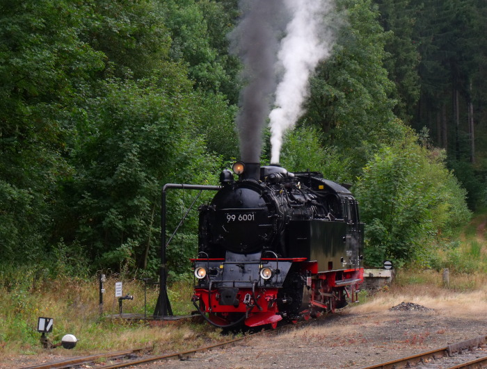 99 6001 am Wasserkran auf dem südlichen Stumpfgleis in Eisfelder Talmühle, um 16:50h am 08.09.2019
