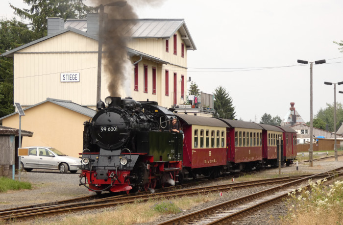99 6001 mit Zug 8967 nach Hasselfelde ausfahrend aus Stiege, um 15:58h am 24.07.2021