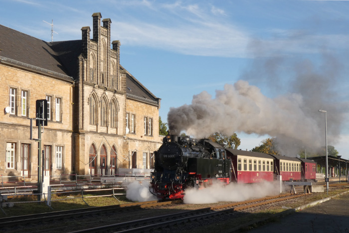 99 6001  mit Zug 8963 →Alexisbad, Ausfahrt Quedlinburg um 10:35h am 25.10.2023