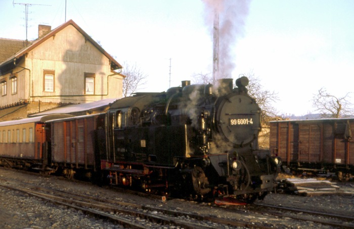 99 6001 vor einem noch leeren Personenzug wartet vor dem alten, historischen GHE-Verwaltungsgebäude auf die Freigabe zum Vorziehen an den Bahnsteig im Bahnhof Gernrode, im März 1979