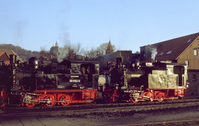 99 6102 und 99 6101 im Bw Wernigerode, abends am 03.04.1999 um 18:30h