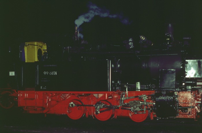 99 6101 im Bw Wernigerode, nun schon spät abends um 20:30ham 03.04.1999