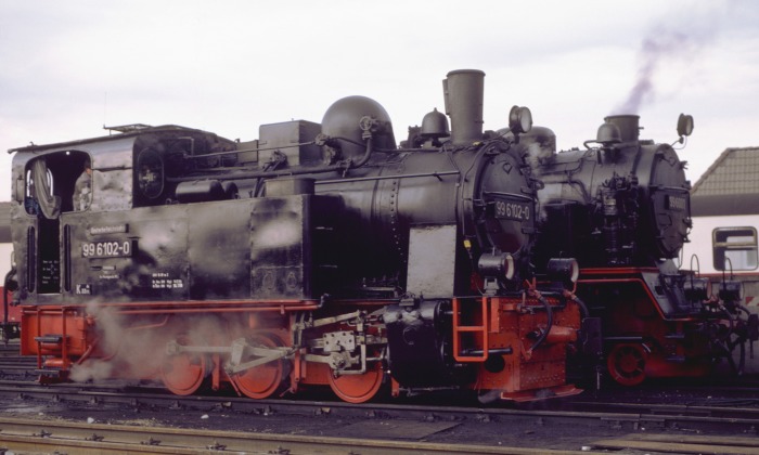 99 6102 neben 99 6001 im Bw Gernrode, am 14.04.2000