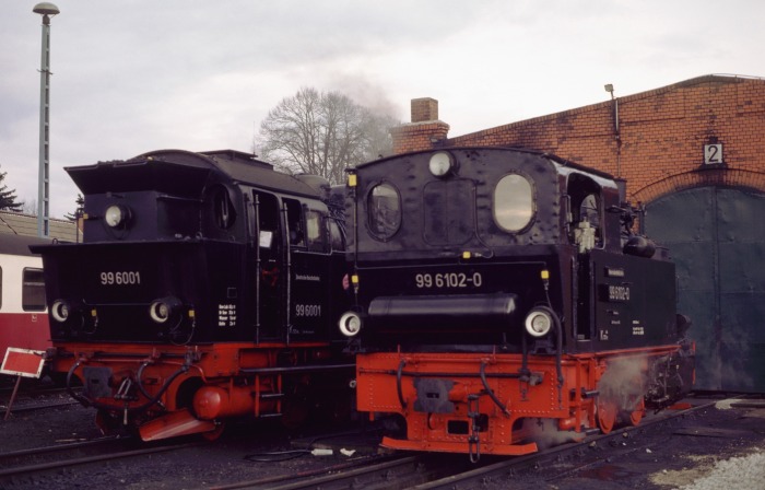 99 6102 neben 99 6001 im Bw Gernrode, am 14.04.2000
