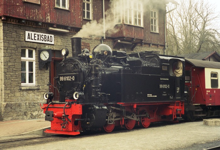 99 6102 vor Sonderzug in Alexisbad, am 29.03.2003