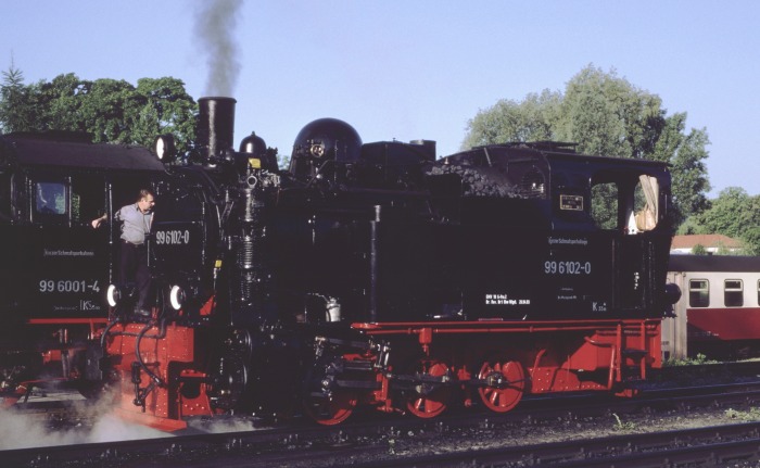 99 6102 neben 99 6001 im Bw Gernrode, morgens am 30.05.2003