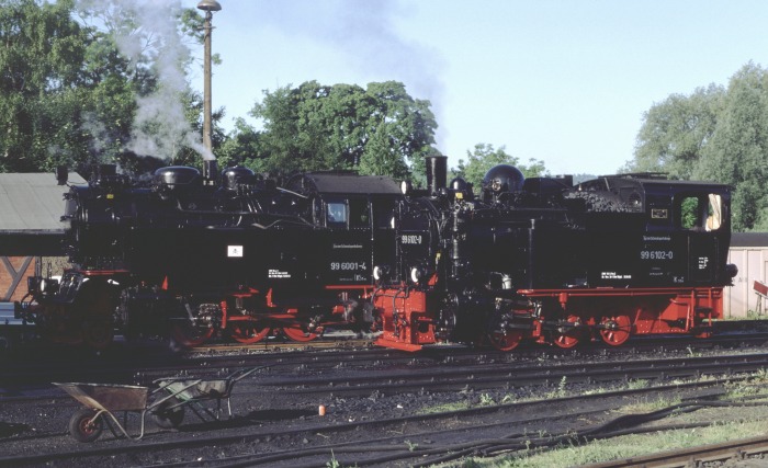 99 6102 neben 99 6001 im Bw Gernrode, morgens am 30.05.2003