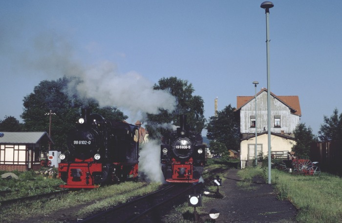 99 6102 neben 99 5906 in Gernrode, morgens am 30.05.2003