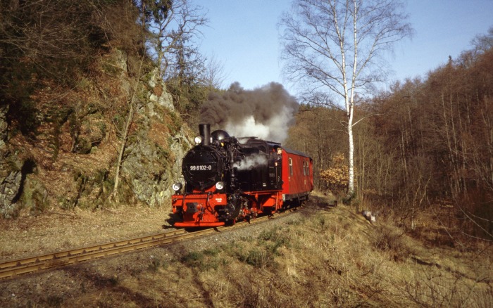 99 6102 mit Planzug 8961 am Bahnübergang (der B185) vor Mägdesprung, am 15.04.2006
