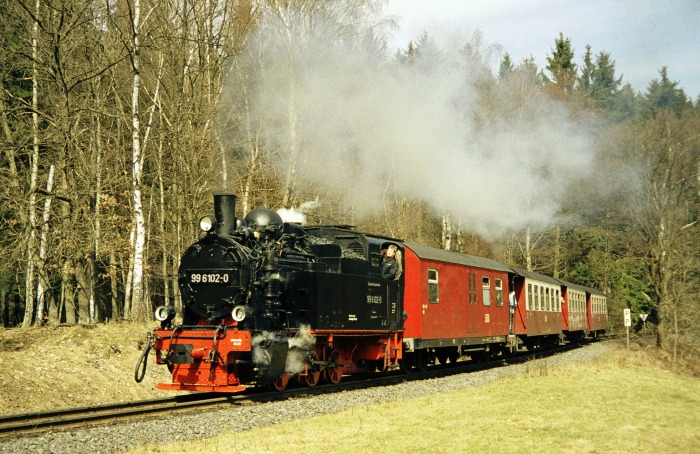 99 6102 mit Planzug 8963 vor Sternhaus-Ramberg, am 15.04.2006