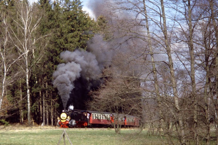 99 6102 mit Osterzug →Alexisbad, nördliche Rambergseite nahe Sternhaus, um 14:48h am 07.04.2007