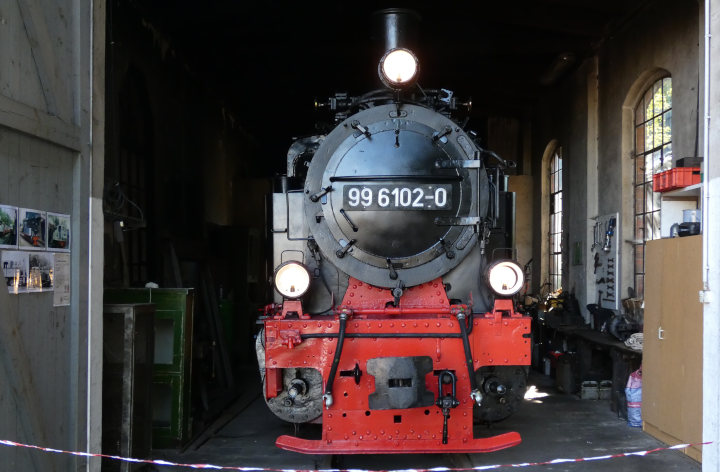 99 6102 im (ehemaligen kleinen Rangierlok-) Schuppen ausgestellt in Gernrode, um 10:08h am 03.09.2022