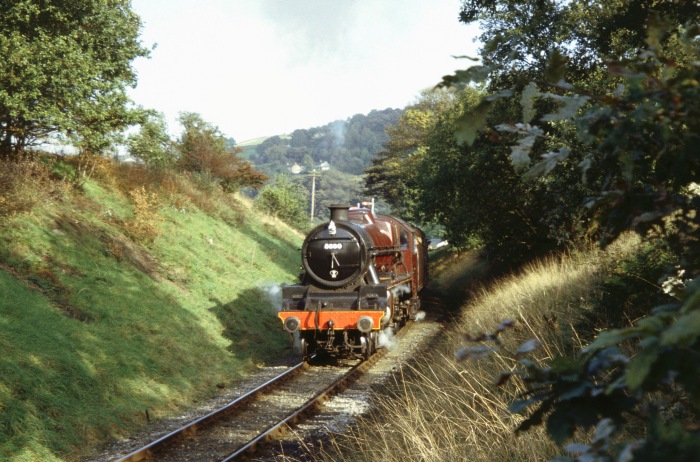 5690 mit Zug nach Oxenhope, im Einschnitt hinter Ausfahrt Damems Loop, um 14:55h, 13.10.2006