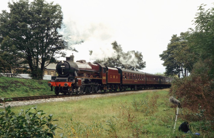 5690 beschleunigt Personenzug bei G.N.Straight hinter Keighley, 12:29h, 15.10.2006