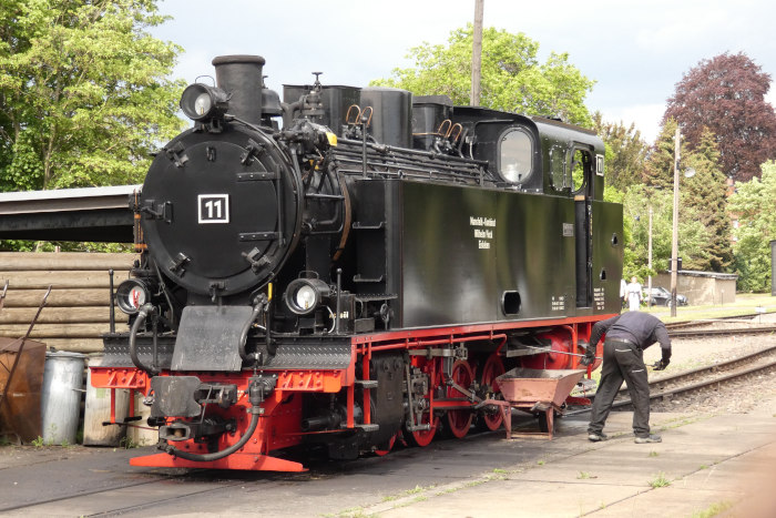Lok 11 im Bahnhofsgelände (Lokbehandlungsgleis) in Benndorf beim Ausschlacken, um 16:30h am 26.05.2022